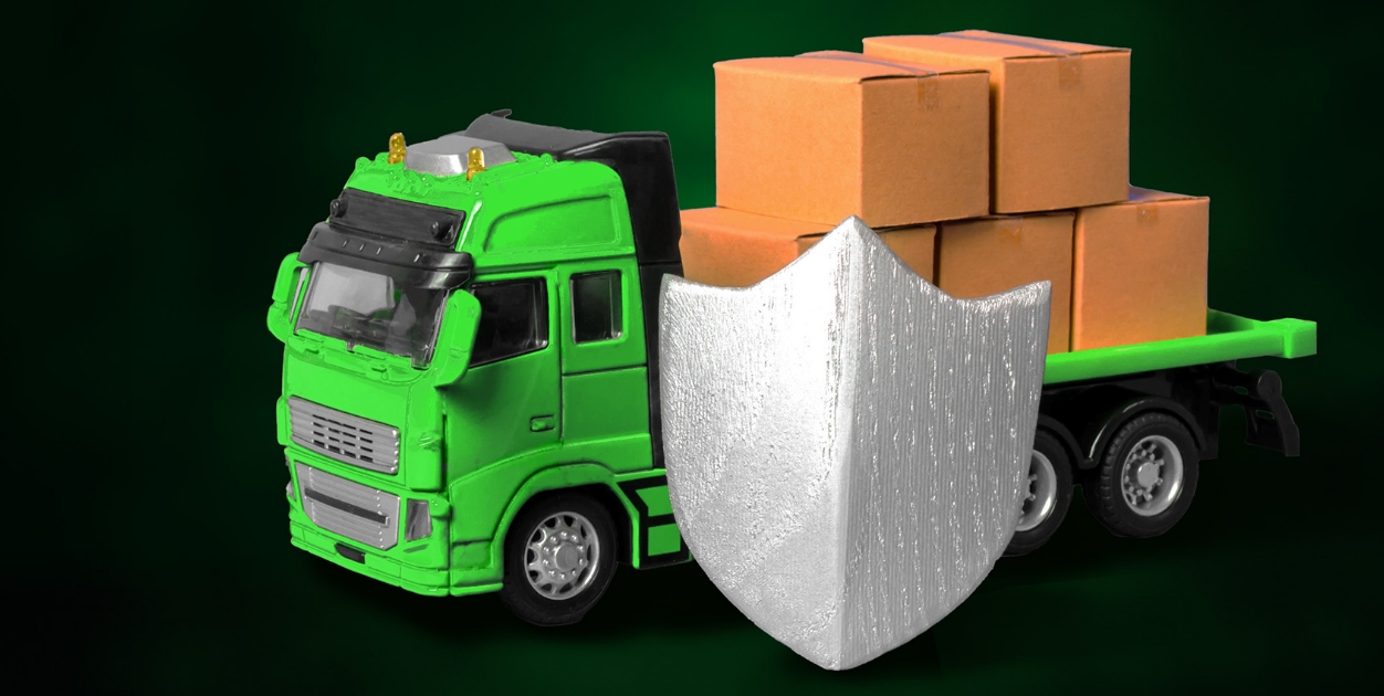 Model ciężarówki z ładunkiem i tarczą symbolizującą ubezpieczenie cargo