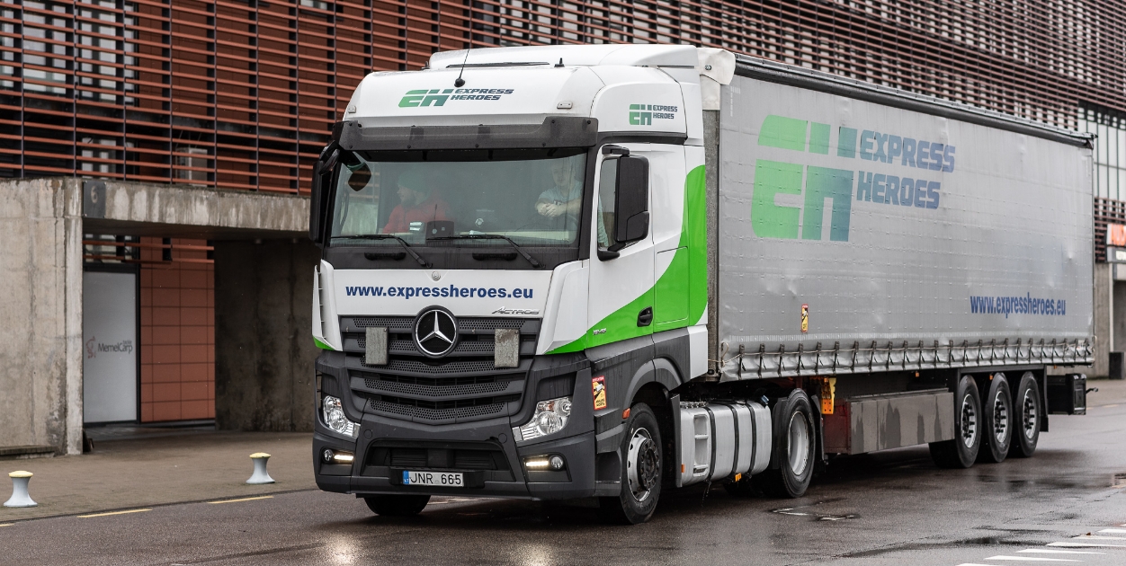 Ciężarówka Express Heroes przygotowana do realizacji transportu drogowego